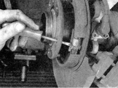 3. Если задний диск все же не отделяется, вставьте тонкую плоскую отвертку через отверстие фланца…