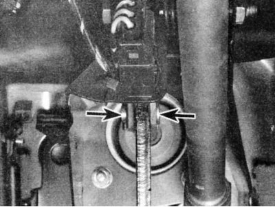 5. Снимите хомут и штифт вилки, чтобы отсоединить толкатель от рычага поперечного вала (для моделей…