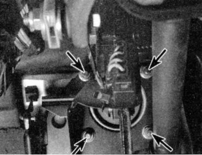 6. Отдайте четыре крепежных гайки и извлеките блок вакуумного усилителя из двигательного отсека.