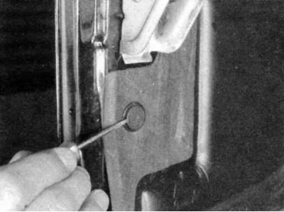 1. Откройте капот. На некоторых последних моделях, возможно, потребуется отогнуть пластиковые…