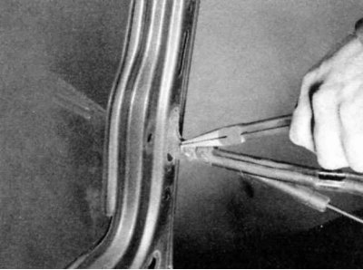 3. Снимите зажимы и вытащите пальцы упора капота острогубцами.