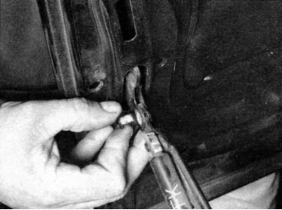 4. Подоприте капот и вытащите шарнирные пальцы петель.