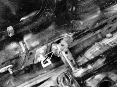 6. Отдайте стяжной болт крепления петель к капоту с Вашей стороны, затем удерживайте Вашу сторону…