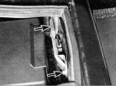 2. Высота задней части капота можно отрегулировать, отпустив болты и подняв или опустив защелку.…