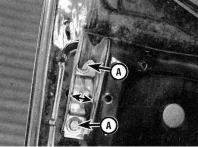 3. Боковая регулировка капота может быть произведена, если ослабить гайки болта роликовой…