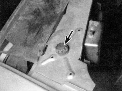 4. После регулировки ввинтите или вывинтите стопоры капота, чтобы удержать его в новом положении.