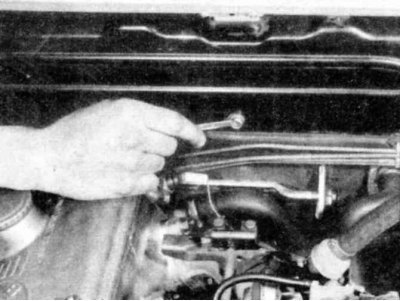 2. Мотор нагнетателя расположен за переборкой, под панелью доступа. Отдайте винты крепления панели…