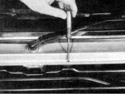 ...и крепление сверху удерживают эту панель