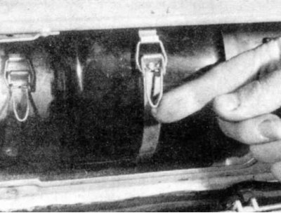 5. Расстегните крепежный зажим кожуха нагнетателя, а также зажим, удерживающий мотор нагнетателя.