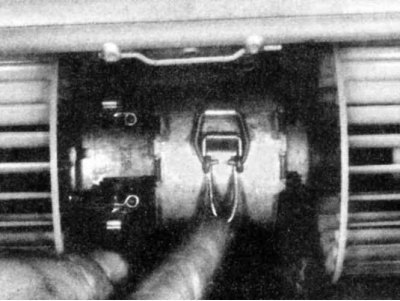 5. Расстегните крепежный зажим кожуха нагнетателя, а также зажим, удерживающий мотор нагнетателя.