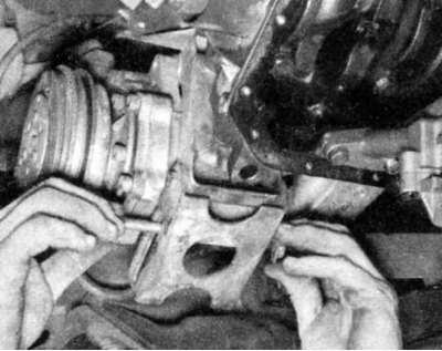 6. Работая под автомобилем отболтите компрессор…