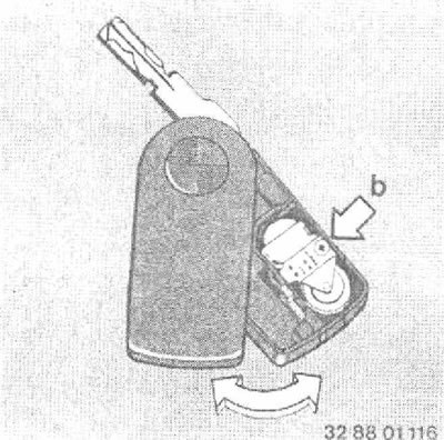 Ослабьте винт, обозначенный стрелкой «b».