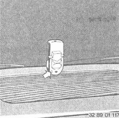 Включите зажигание с помощью запасного ключа (поверните ключ в положение «2» в замке зажигания).