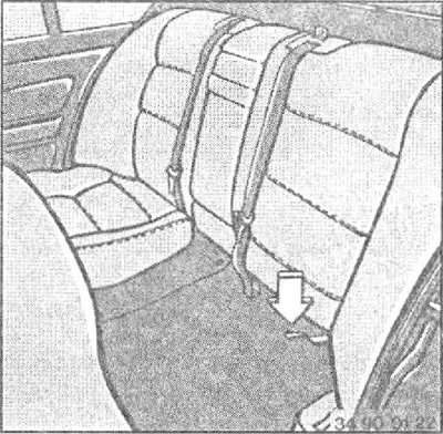 Снятие задних сидений бмв е28. Снятие заднего сидения бмв е46. Бмв-е-36 крепление задних ремней. Бмв е46 заднее сиденье. Как снять заднее сиденье на бмв.