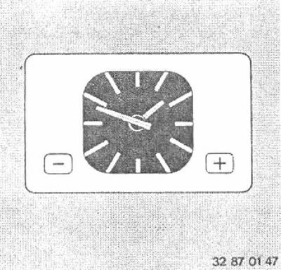 Если кнопку удерживать нажатой, то движение стрелок постепенно будет ускоряться.