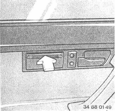 Чтобы погасить сигарету, стряхните пепел и слегка вдавите ее в углубление.