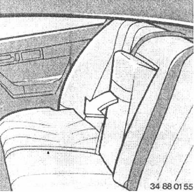 При необходимости потяните подлокотник за петлю вниз.