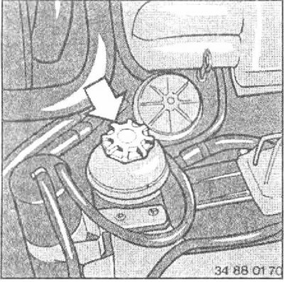 Заглушите двигатель. Допускается подъем масла до уровня на 5 мм выше верхней метки.