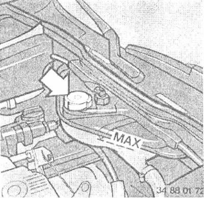 Не заливайте жидкость выше максимально допустимого уровня, иначе при нагреве двигателя ее избыток…