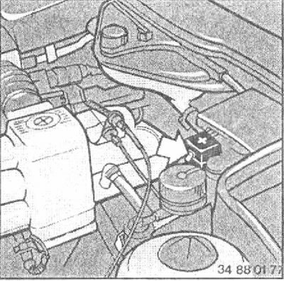 4. Сначала соедините вспомогательным кабелем положительные (+) клеммы аккумуляторов. BMW 535i,…