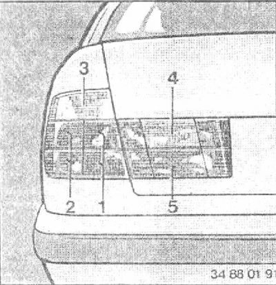 Блок фонарей в крышке багажника