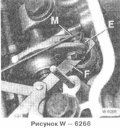 Бензиновые двигатели: Измерить зазор клапана щупом F, введенным между эксцентриком Е и концом…