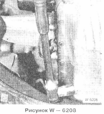 Отвернуть пробку с боку масляного картера и полностью слить масло.