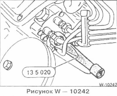 Отвернуть накидные гайки трубок впрыска на…