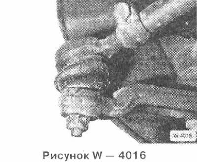 Отвернуть гайку крепления шарнира рулевого…