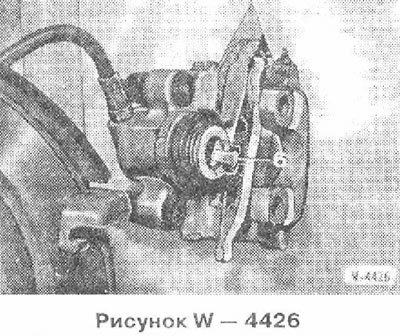 Внутренняя тормозная колодка крепится на поршне…