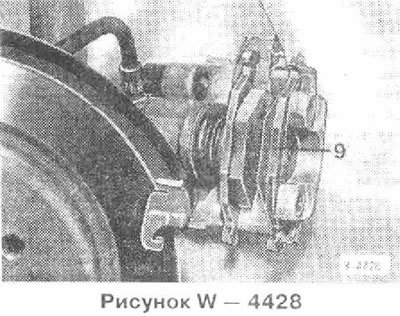 Вставить наружную тормозную колодку 9 в тормозной…