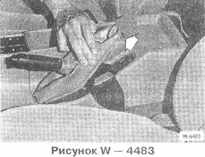 Поднять сзади и снять накладку рычага ручного…
