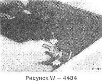 Отпустить 2 регулировочных винта -стрелки- троса…