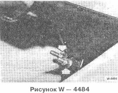 Отрегулировать трос ручного тормоза. Для этого…