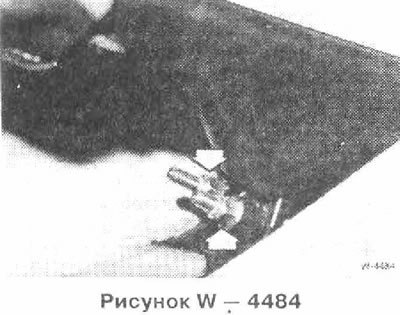 Отвернуть 2 гайки -стрелка- тросов ручного…