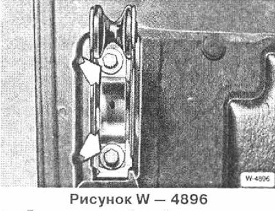 Для этого ослабить болты направляющего ролика.