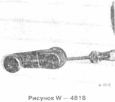 На автомобилях с рукояткой стеклоподъемника снять…
