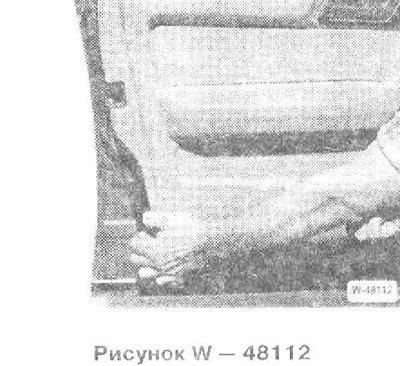 Отсоединить внутреннюю облицовку двери в местах…