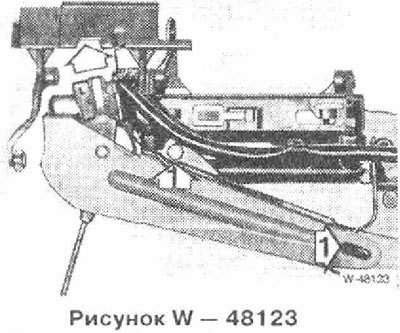 Отвернуть болты 1 и снять накладку, а также…
