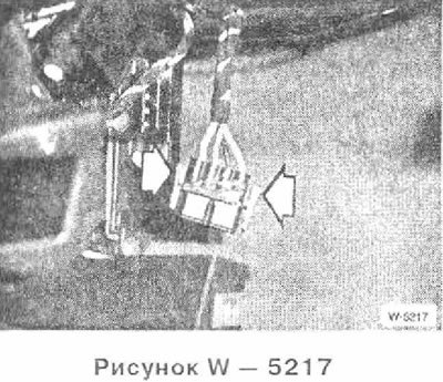 Отсоединить разъем сопротивлений, сжав язычки…