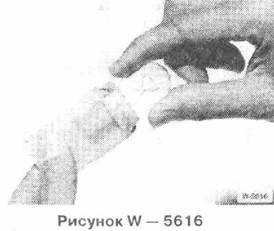 Слегка нажать на дефектную лампу накаливания,…