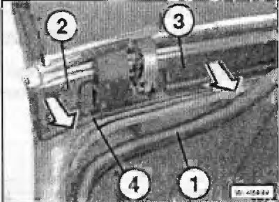 Снять защитную окантовку -1- с проема задней…
