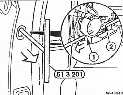 Приспособлением BMW-513201 или проволочным крюком…