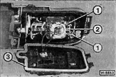 Отцепить от держателя -2- проволочную скобу-1-.