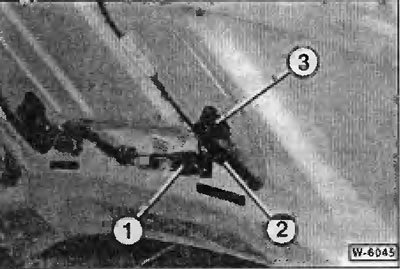 Разъединить штекерный разъем -1-.