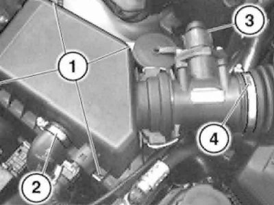 3. Отожмите скобы (1), ослабьте хомут (2) и…