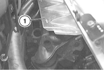 3. Отдайте верхние гайки крепления выпускного…