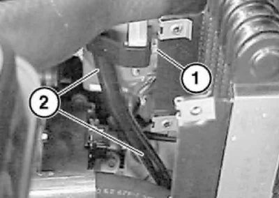8. Выверните болт (1) на корпусе масляного…