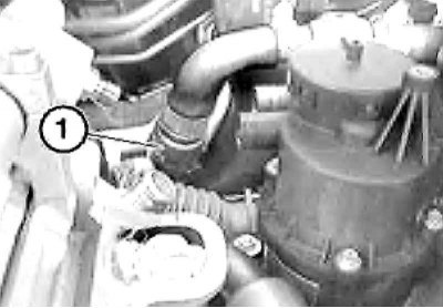 8. Высвободите из фиксатора водяной шланг и…