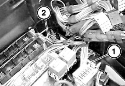 6. Разъедините разъемы (1 и 2) реле свечей…